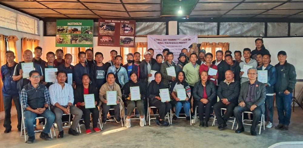 Trainees along with the resource persons and other officials during the valedictory programme for Animal Health Service Provider for Angetyongpang Area held in Mokokchung on November 25. (DIPR Photo)